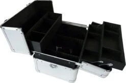 Veronica NAIL-PRODUCTS - Aluminium Koffer - Zilver - 3 Vaks - Draagriem En Afsluitbaar - Beautycase Voor Nagel, Pedicure, Manicure, Visagie, Make-up, Kapper Spullen. 8 Veronica NAIL-PRODUCTS - Aluminium Koffer - Zilver - 3 Vaks - Draagriem En Afsluitbaar - Beautycase Voor Nagel, Pedicure, Manicure, Visagie, Make-up, Kapper Spullen. -Cosmetica Promotiewinkel 1200x791 1