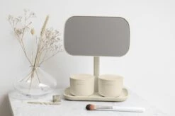 Brabantia ReNew Make-up Spiegel - Met Accessoireschaal - Soft Beige 28 Brabantia ReNew Make-up Spiegel - Met Accessoireschaal - Soft Beige -Cosmetica Promotiewinkel 1200x799 2
