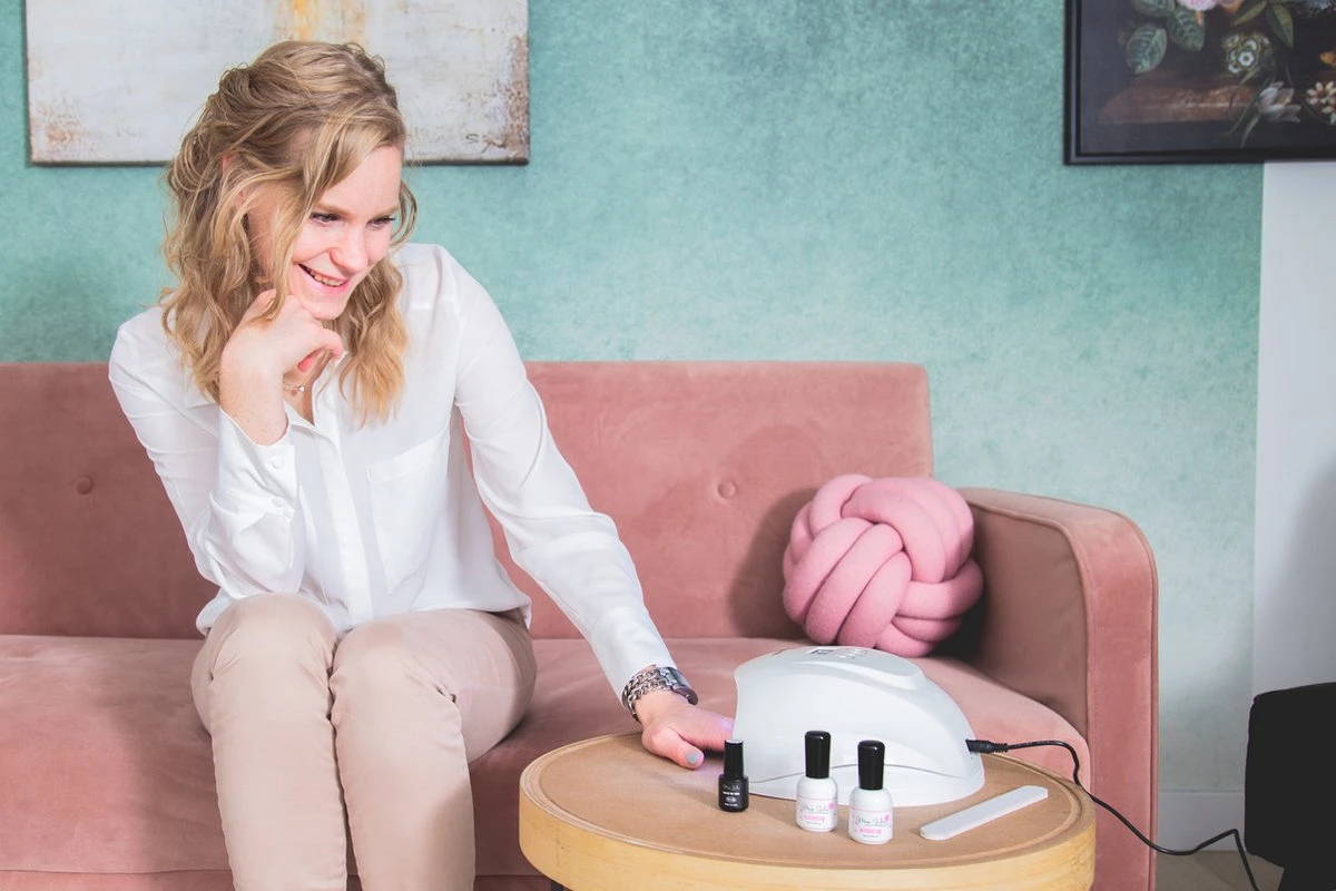 Miss Jules - 6-Delige Gellak Starterspakket - Nagellak - Kleur Rood, Zwart & Glitter - Glanzend & Dekkend Resultaat 9 Miss Jules - 6-Delige Gellak Starterspakket - Nagellak - Kleur Rood, Zwart & Glitter - Glanzend & Dekkend Resultaat - Afbeelding 7