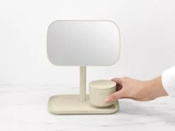 Brabantia ReNew Make-up Spiegel - Met Accessoireschaal - Soft Beige 30 Brabantia ReNew Make-up Spiegel - Met Accessoireschaal - Soft Beige -Cosmetica Promotiewinkel 1200x899 4