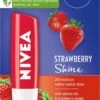 Nivea - Labello Strawberry Shine Lippenbalsem - 5,5 Ml Stick - Lipbalsem - Lipbalm - Lipverzorging - Verrijkt Met Shea Boter En Bio Jojoba Olie -Cosmetica Promotiewinkel 750x1200