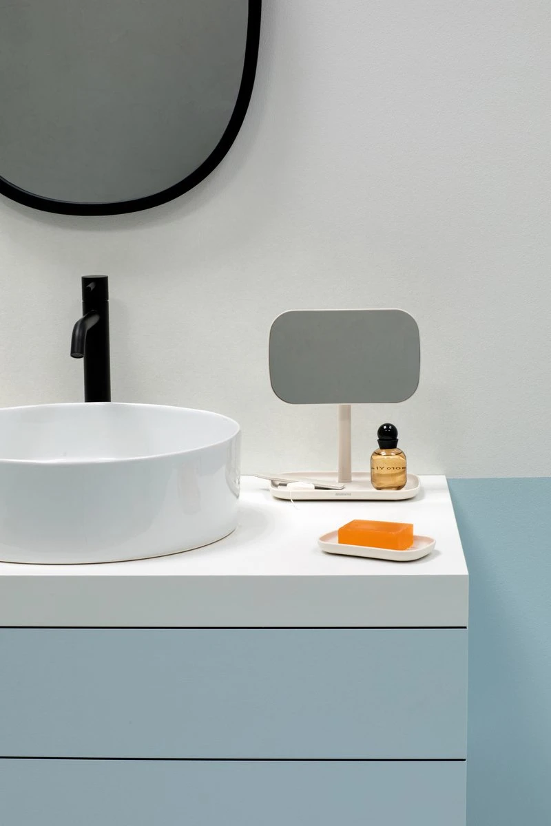 Brabantia ReNew Make-up Spiegel - Met Accessoireschaal - Soft Beige 8 Brabantia ReNew Make-up Spiegel - Met Accessoireschaal - Soft Beige - Afbeelding 6