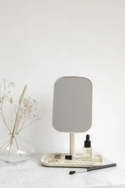 Brabantia ReNew Make-up Spiegel - Met Accessoireschaal - Soft Beige 37 Brabantia ReNew Make-up Spiegel - Met Accessoireschaal - Soft Beige -Cosmetica Promotiewinkel 800x1200 7