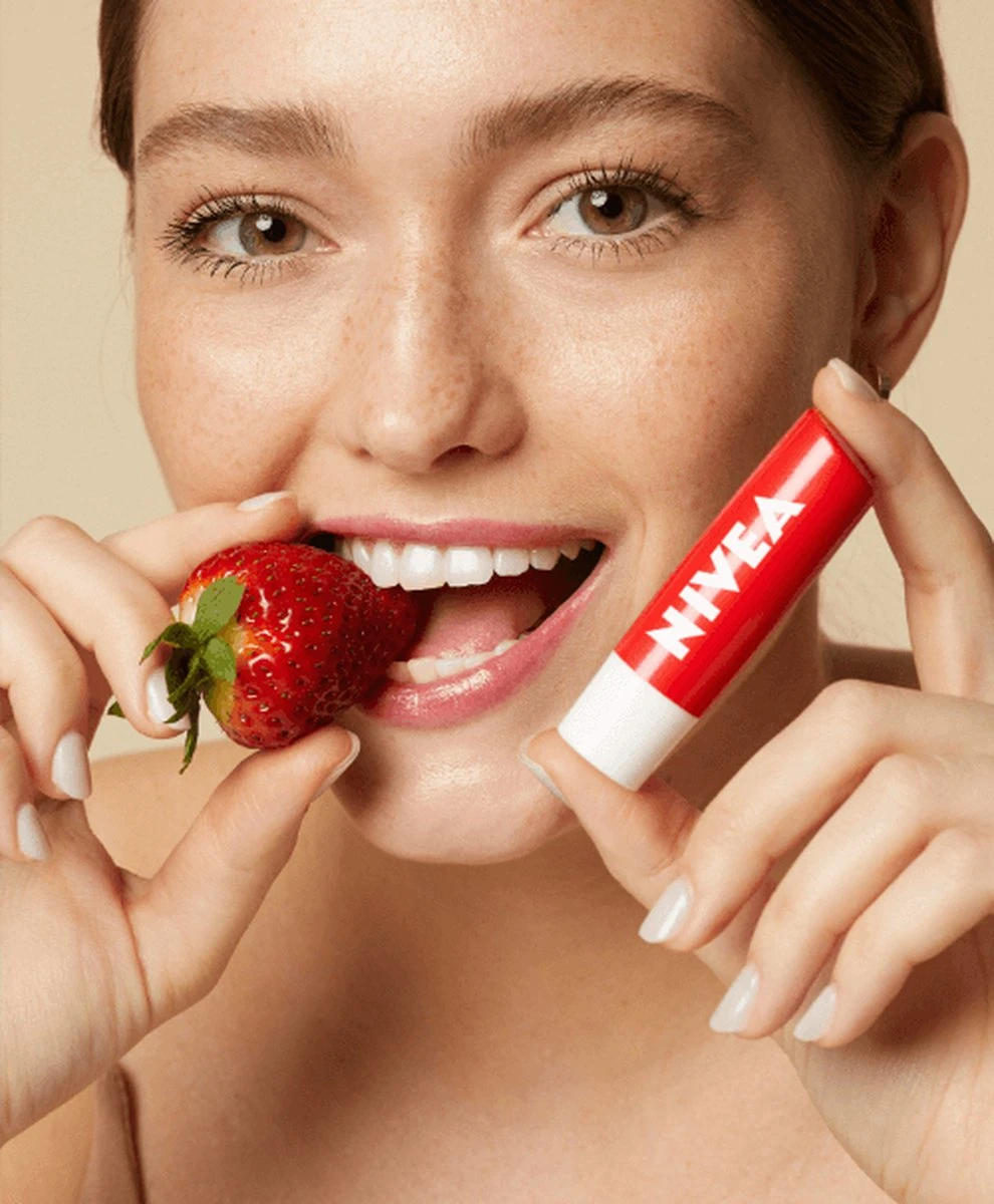 Nivea - Labello Strawberry Shine Lippenbalsem - 5,5 Ml Stick - Lipbalsem - Lipbalm - Lipverzorging - Verrijkt Met Shea Boter En Bio Jojoba Olie 8 Nivea - Labello Strawberry Shine Lippenbalsem - 5,5 Ml Stick - Lipbalsem - Lipbalm - Lipverzorging - Verrijkt Met Shea Boter En Bio Jojoba Olie - Afbeelding 6
